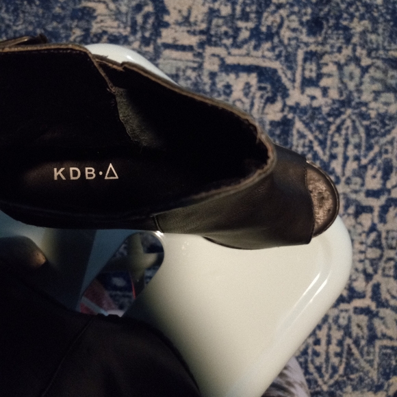 KDB Kelsi Dagger Brooklyn BLACK LAKESIDE OPEN BOOTIES SZ 8 - Picture 10 of 10